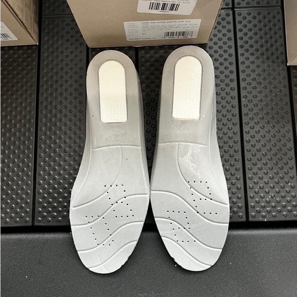 BNIB Golden Goose - Picture 3 of 6